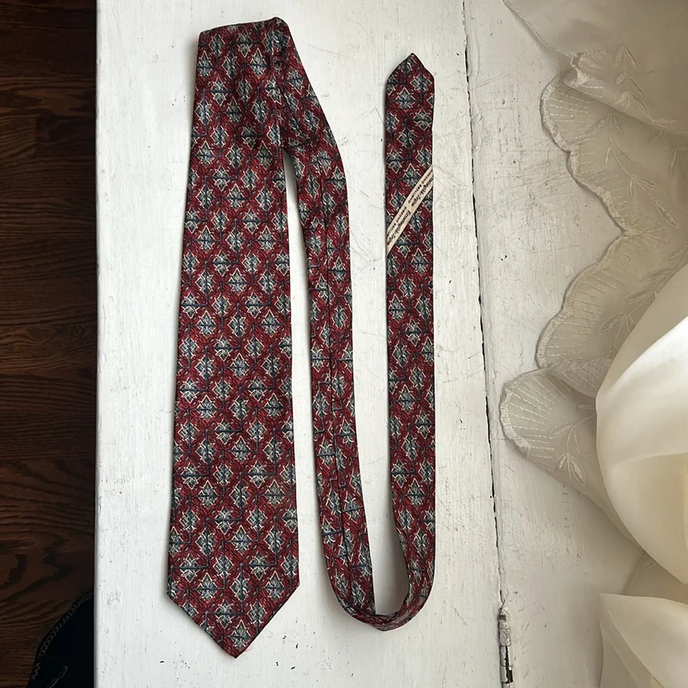 Ermenegildo Zegna Signature Red Blue 100% Silk Jacquard Tie